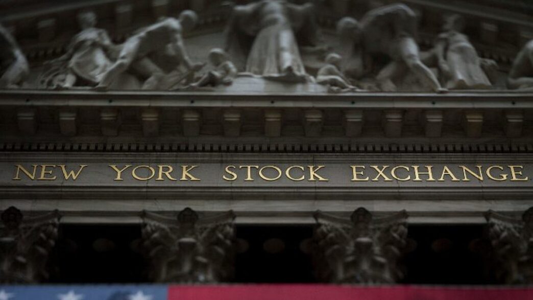 Gráfico de ações da bolsa de Nova York com destaque para inteligência artificial, refletindo novos investimentos.