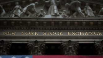 Gráfico de ações da bolsa de Nova York com destaque para inteligência artificial, refletindo novos investimentos.