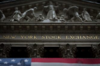 Gráfico de ações da bolsa de Nova York com destaque para inteligência artificial, refletindo novos investimentos.