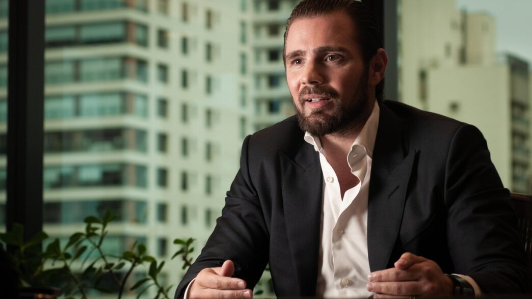 Daniel Vorcaro, controlador do banco Master, em meio a uma disputa judicial por um terreno de R$ 70 milhões na Bahia.