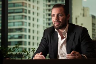 Daniel Vorcaro, controlador do banco Master, em meio a uma disputa judicial por um terreno de R$ 70 milhões na Bahia.