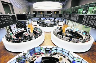 Gráfico da bolsa de Frankfurt (DAX) com alta expressiva, refletindo o bom desempenho dos mercados europeus e o avanço das ações de defesa.