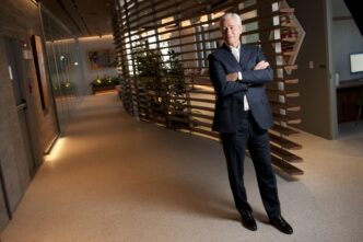 Jamie Dimon, CEO do J.P. Morgan, alerta para riscos no mercado de crédito, comparando-os a baratas.