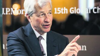 Jamie Dimon, CEO do J.P. Morgan Chase & Co., defende flexibilização nas exigências de divulgação de resultados.