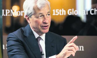 Jamie Dimon, CEO do J.P. Morgan Chase & Co., defende flexibilização nas exigências de divulgação de resultados.