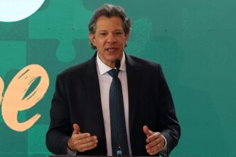 Ministro Fernando Haddad em evento político, discutindo a MP 1303 e seus impactos na arrecadação.
