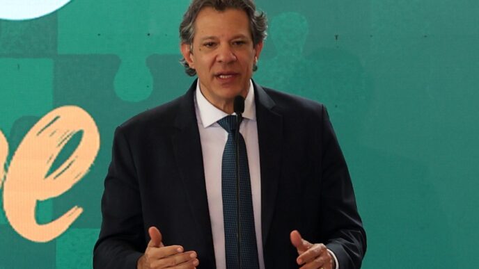 Ministro Fernando Haddad em evento político, discutindo a MP 1303 e seus impactos na arrecadação.