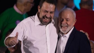 Presidente Lula cumprimenta Guilherme Boulos em evento oficial, com foco na nomeação de Boulos como ministro.