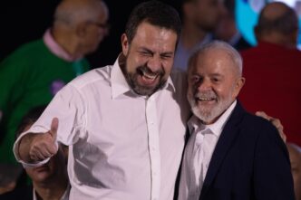Presidente Lula cumprimenta Guilherme Boulos em evento oficial, com foco na nomeação de Boulos como ministro.