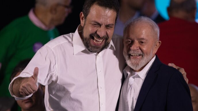 Presidente Lula cumprimenta Guilherme Boulos em evento oficial, com foco na nomeação de Boulos como ministro.