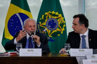 Senadores em reunião no Congresso Nacional, discutindo temas políticos. A indicação para o STF está em jogo.