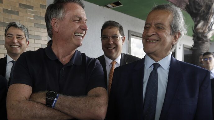 Jair Bolsonaro e Valdemar Costa Neto em encontro no STF, com Moraes negando visita.