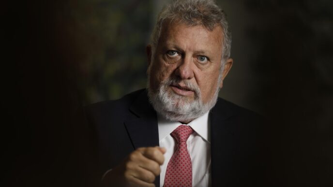 Carlos Antonio Vieira, presidente da Caixa Econômica Federal, em evento sobre crédito imobiliário, destacando a importância do novo crédito imobiliário para o setor.