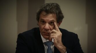 Ministro da Fazenda, Fernando Haddad, em evento no Senado Federal, discutindo a política monetária e o Banco Central.