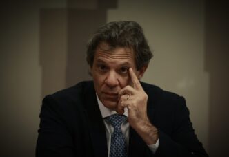 Ministro da Fazenda, Fernando Haddad, em evento no Senado Federal, discutindo a política monetária e o Banco Central.