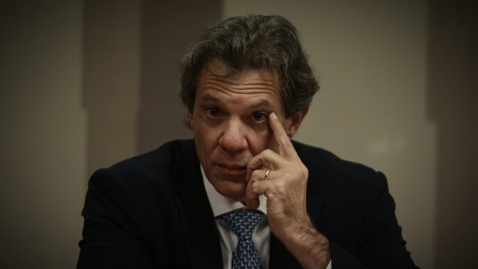 Ministro da Fazenda, Fernando Haddad, em evento no Senado Federal, discutindo a política monetária e o Banco Central.