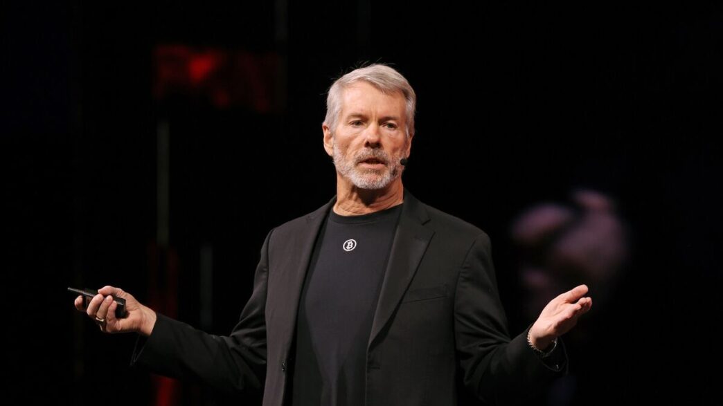 Michael Saylor MicroStrategy lucro Bitcoin — foto ilustrativa