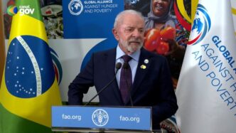 Presidente Lula discursando em entrevista coletiva na Itália.
