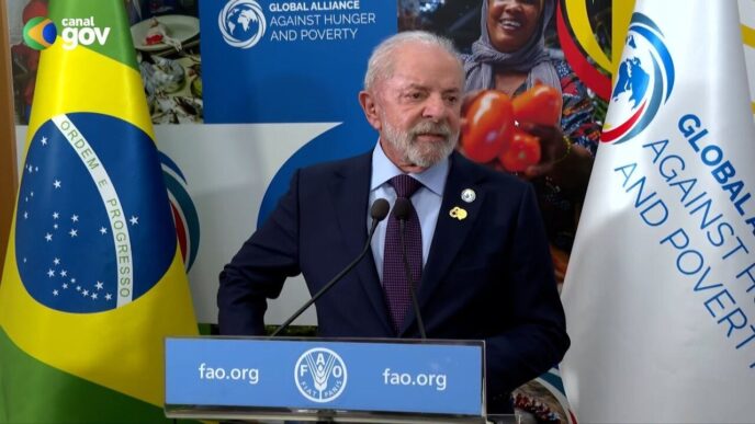 Presidente Lula discursando em entrevista coletiva na Itália.