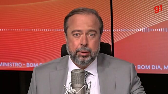 Ministro Alexandre Silveira em entrevista explicando o apagão no Brasil.