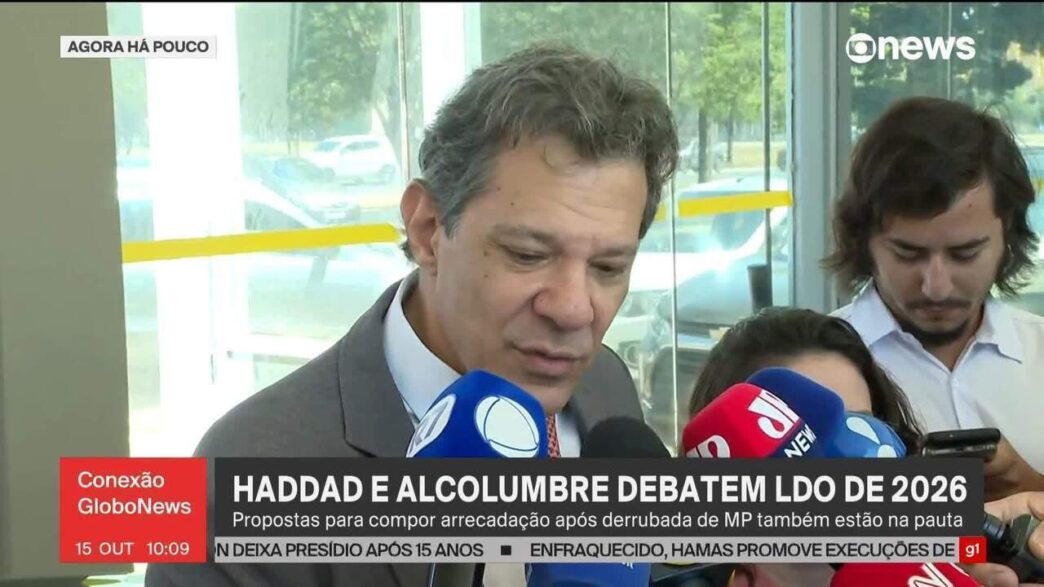 Ministro da Fazenda, Fernando Haddad, e o presidente do Senado, Davi Alcolumbre, em reunião para discutir MP de arrecadação.