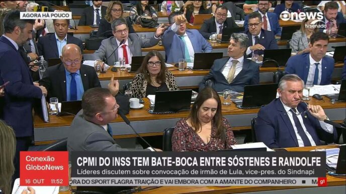 Senador Carlos Viana e deputado Alencar Santana em reunião da CPI do INSS, palco de bate-boca sobre a criação da comissão.