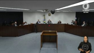 Infográfico detalhando os réus condenados e próximos julgamentos no STF sobre a trama golpista.