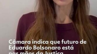 Eduardo Bolsonaro em evento no exterior, com o tema de risco de perda de mandato por faltas.