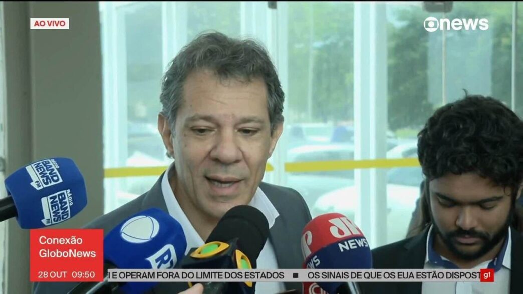 Fernando Haddad e Renan Calheiros em reunião no Ministério da Fazenda discutindo o Imposto de Renda.