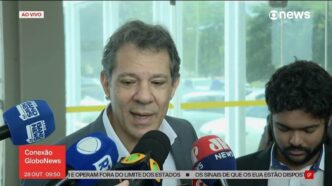 Fernando Haddad e Renan Calheiros em reunião no Ministério da Fazenda discutindo o Imposto de Renda.