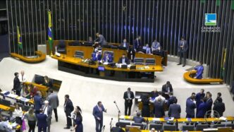 Câmara dos Deputados durante votação de projeto legislativo, destacando a aprovação do corte de gastos do governo Lula.
