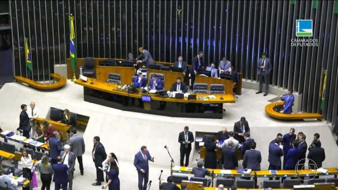 Câmara dos Deputados durante votação de projeto legislativo, destacando a aprovação do corte de gastos do governo Lula.