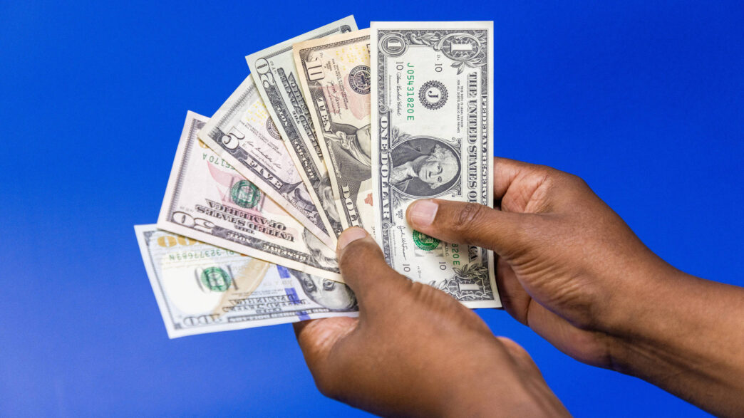 Dólar abre em queda — foto ilustrativa