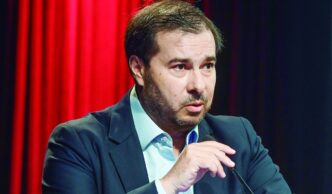 Lideranças políticas em evento discutindo o cenário eleitoral de 2026, com destaque para a influência do bolsonarismo.