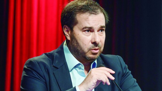 Lideranças políticas em evento discutindo o cenário eleitoral de 2026, com destaque para a influência do bolsonarismo.
