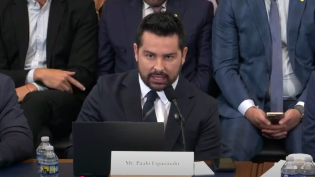 Imagem ilustrativa sobre a crise democrática no Brasil, citada em conteúdo do YouTube, relacionado à notificação de Paulo Figueiredo nos EUA.