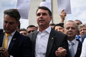 Eduardo Bolsonaro em evento nos EUA, onde seu irmão Flávio Bolsonaro também esteve recentemente.