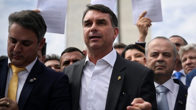 Eduardo Bolsonaro em evento nos EUA, onde seu irmão Flávio Bolsonaro também esteve recentemente.