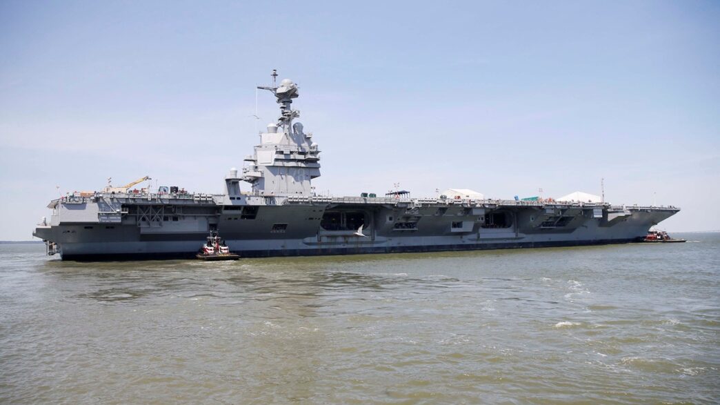 Porta-aviões USS Gerald R. Ford dos EUA, exemplificando a política externa americana.