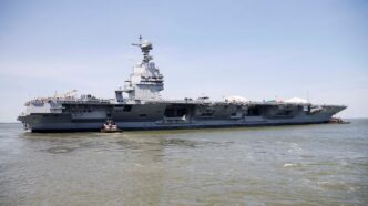 Porta-aviões USS Gerald R. Ford dos EUA, exemplificando a política externa americana.