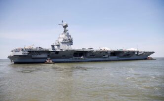 Porta-aviões USS Gerald R. Ford dos EUA, exemplificando a política externa americana.
