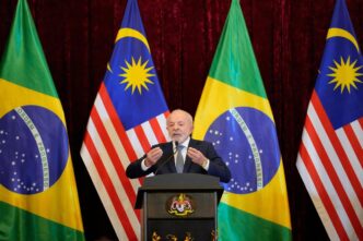 Presidente Lula em cúpula da ASEAN em Kuala Lumpur com o objetivo de viver até 120 anos.