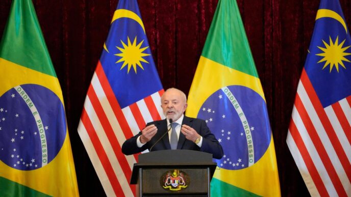 Presidente Lula em cúpula da ASEAN em Kuala Lumpur com o objetivo de viver até 120 anos.