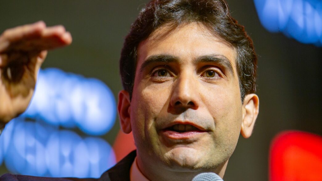 Gráfico indicando a queda no preço da gasolina e seu impacto na inflação brasileira.