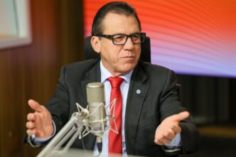 Luiz Marinho, Ministro do Trabalho e Emprego, em evento em São Paulo, criticando a atuação de parte do Congresso para derrotar o governo eleitoralmente.