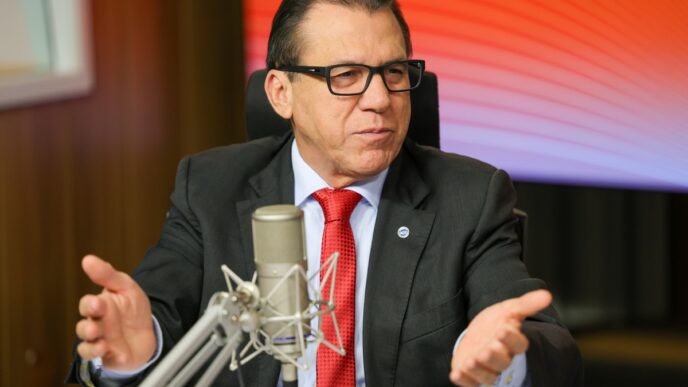 Luiz Marinho, Ministro do Trabalho e Emprego, em evento em São Paulo, criticando a atuação de parte do Congresso para derrotar o governo eleitoralmente.