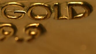 Gráfico de alta do ouro em queda após tensões comerciais entre EUA e China serem aliviadas.