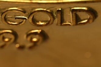 Gráfico de alta do ouro em queda após tensões comerciais entre EUA e China serem aliviadas.