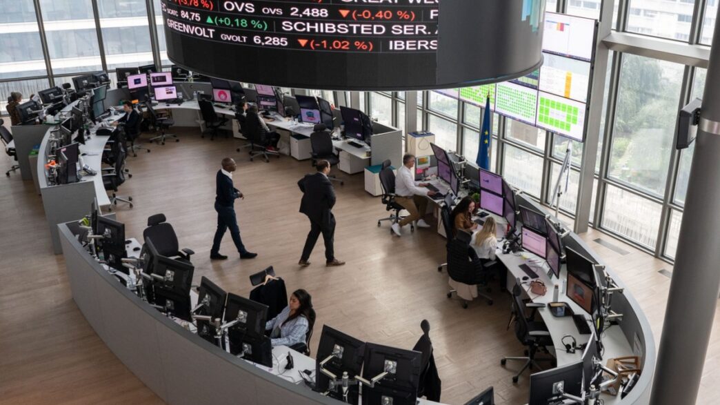 Investidores monitoram anúncios de política monetária, com bolsas europeias em queda à espera do Fed.