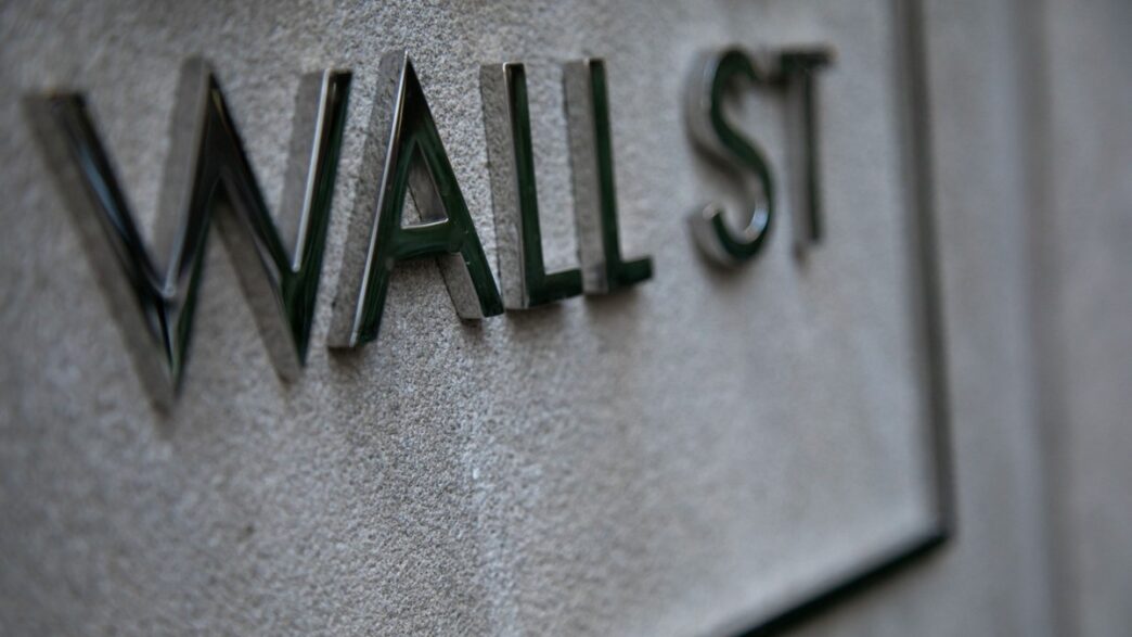 Gráfico do pregão em Wall Street com índices em direções opostas, refletindo a volatilidade nas Bolsas de NY.